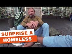 EMOŢIONANT! Au cerut o găleată de la un cerşetor! Omul străzii a avut parte o mare surpriză