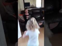 Mămica interpretă. O tânără a devenit VIRALĂ pe internet după ce a cântat piesa "Listen" a lui Beyonce VIDEO