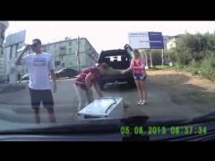 VIDEO! Cea mai NEINSPIRATĂ COMBINAȚIE: o femeie, o mașină de spălat și un SUV