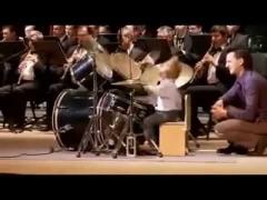 Are DOAR TREI ANI, dar face minuni cu beţele!