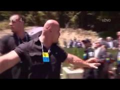 Premierul sârb, lovit în cap cu o piatră!