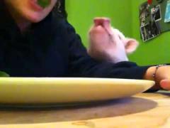 Video SAVUROS! Cum cerşeşte un porcuşor de companie mâncare