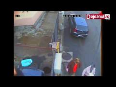 VIDEO VIRAL: O bătrânică tupeistă zgârie cu cheia maşinile parcate pe o stradă din Cluj