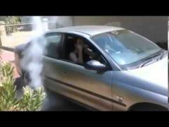 Cel mai bizar joc pentru băutorii de bere! Cum bea bărbatul ăsta alcool din WC