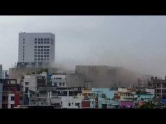 Incendiu DEVASTATOR în cel mai mare mall din Bangladesh. Mulţi oameni sunt blocaţi în clădire (FOTO + VIDEO)