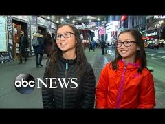 ŢI SE RUPE INIMA: momentul când două gemene de 10 ani, adoptate de familii diferite, se întâlnesc pentru prima dată (VIDEO)