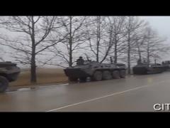 VIDEO: Ruşii au trimis blindatele armatei la Simferopol!