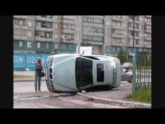 Aşa NU SE PARCHEAZĂ! Cele mai ciudate parcări făcute de femei