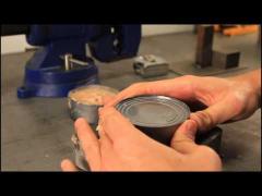 Truc util! Aşa poţi să dechizi CUTIILE DE CONSERVE fără un deschizător