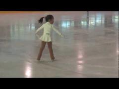 Nu se poate așa ceva! O fetiță de TREI ANI face spectacol pe gheață!