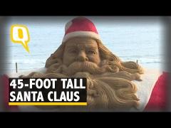 Lui Moș Crăciun îi place și la plaja așa că a poposit în India! Are 13,7 metri și cântărește doar... 1.000 de tone!