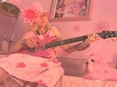 Mâncare roz, pasta de dinţi roz, chiar şi câine roz. Până unde merge obsesia pentru ROZ