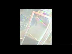 FUN! Cum să NU dai o spargere: trei tâlhari înarmați s-au făcut de râs în timpul unei lovituri (VIDEO)