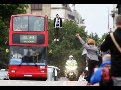 Un magician britanic leviteaza langa un autobuz