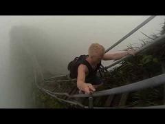 Aproape 4.000 de trepte te duc la cele mai nepământene locuri