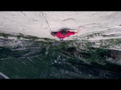 Ţi se taie respiraţia! Acest bărbat a escaladat un munte de 450 de metri cu mâinile goale