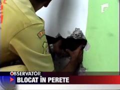 Blocat in perete