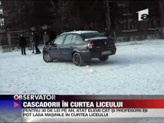 Cascadorii in curtea liceului