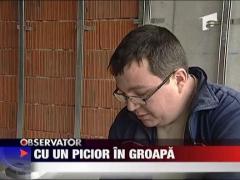 Cu un picior in groapa