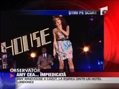 Amy Winehouse a cazut in fata unui hotel din Londra