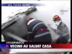 Vecinii au salvat casa
