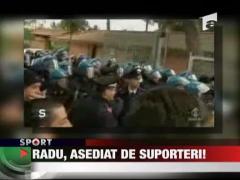 Stefan Radu, asediat de suporteri!