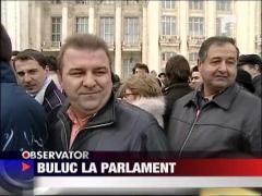 Lumea a venit buluc la Palatul Parlamentului