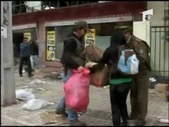 Disperati, chilienii vandalizeaza magazinele