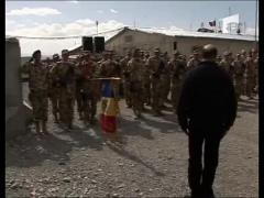Traian Basescu a impartit martisoare in Afganistan