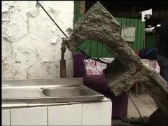 S-a trezit cu bucati din pod in curte