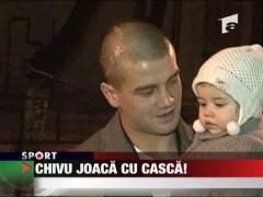 Chivu joaca cu casca!