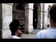 Turisti speriati de un soldat