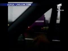 Masina impinsa de un camion-cisterna