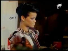 Rihanna este hartuita de un fan