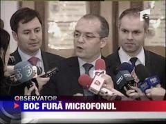 Emil Boc fura microfoane