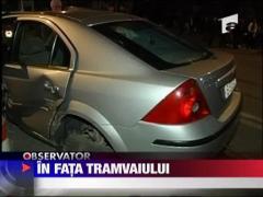 Masina lovita de tramvai