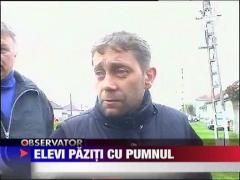 Elevi paziti cu pumnul