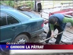 A ramas cu masina impotmolita pe malul Muresului