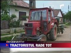 Tractoristul rade tot