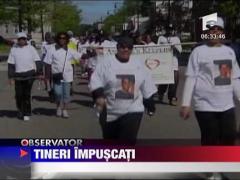 Tineri impuscati pe terenul de baschet