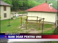 Tara arde, iar premierul Boc face sala de sport in satul natal