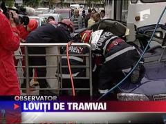 Imagini de groaza, masina lovita de tramvai