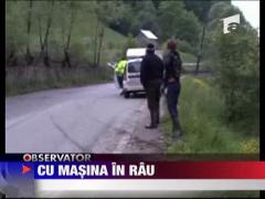 Au plonjat 7 metri in rau... cu masina