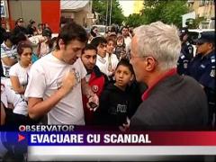 Sute de oameni au ocupat abuziv un bloc din zona Vitan