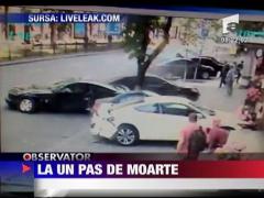 Lovita de masina chiar pe trotuar