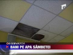 Au petrecut 1 iunie strangand apa din salile de clasa