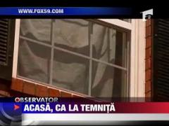 Fetita de 11 ani legata cu lanturi de mama ei