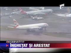 A calatorit agatat de trenul de aterizare al avionului