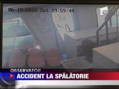 A intrat cu masina intr-o spalatorie