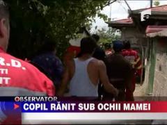Copil ranit de roata unei masini